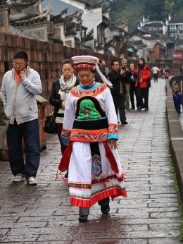 Wanita suku Tujia di kota tua Fenghuang. Sumber: koleksi pribadi