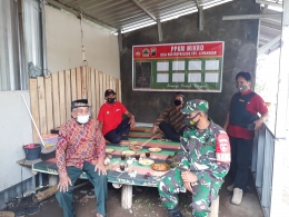Babinsa dan Bhabinkamtibmas Desa Ngesrepbalong Kunjungi Posko PPKM Mikro