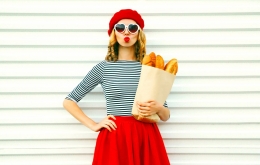 Stereotip orang Prancis: atasan bergaris, béret dan baguette (tendances.orange.fr/Rohappy/iStock) 