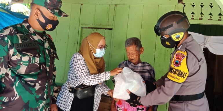 Babinsa Karangsono Dampingi Penyaluran Bantuan 40 Paket Sembako Komunitas Amanah Mranggen