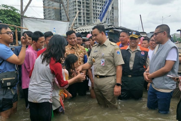 Gubernur Jakarta Anies Baswedan menyapa warga Duri Kosambi yang terdampak banjir (Foto: Kompas.com/Nursita Sari)