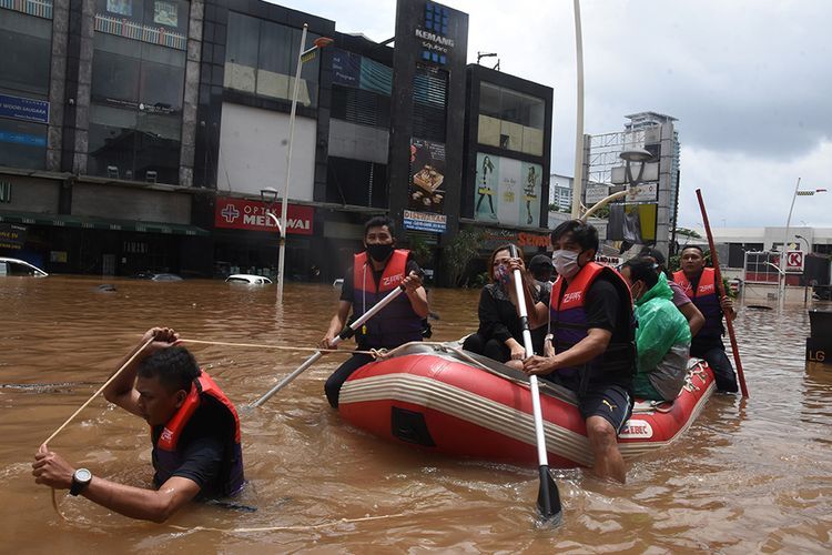 Petugas mengevakuasi warga menggunakan perahu karet saat banjir di kawasan Kemang, Jakarta Selatan, Sabtu (20/2/2021). Banjir yang terjadi akibat curah hujan tinggi serta drainase yang buruk membuat kawasan Kemang banjir setinggi 1,5 meter.(ANTARA FOTO/INDRIANTO EKO SUWARS)