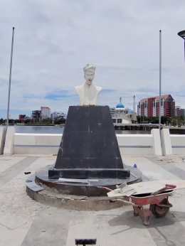 Patung tarso Pong Tiku di pelataran baru Anjungan Losari sedang dirampungkan/Ft: Mahaji Noesa