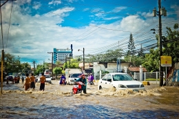 Mobil Menerjang Banjir, gambar oleh j_lloa dari pixabay.com