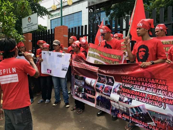 (Demo ABK di depan gedung BNP2TKI/BP2MI. Arsip IS)