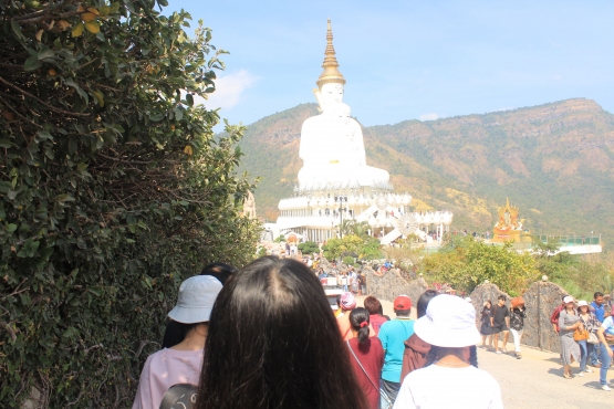  Wat Prathat Phasornkaew (Kuil Terkenal di Khao Kho) 