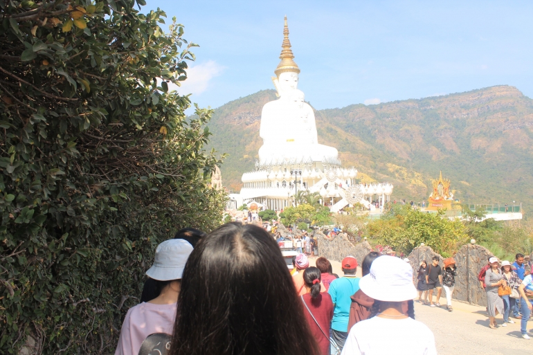  Wat Prathat Phasornkaew (Kuil Terkenal di Khao Kho) 
