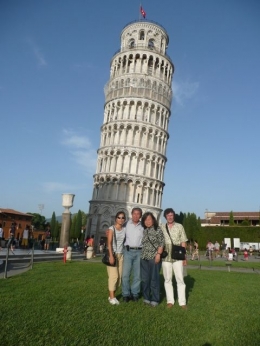 Berfoto didepan menara Pisa yang miring (dok pribadi)