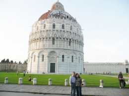 Berfoto disekitar bangunan menara Pisa (dok pribadi)