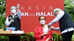Presiden Joko Widodo mendapat suntikan vaksin Corona kedua yang dilaksanakan di Istana Negara Rabu (27/1/2021) sumber: Biro Pers Sekretariat Presiden