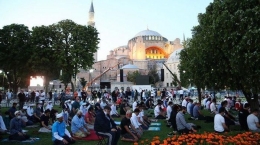 Gambar 1: Shalat jum'at pertama di Hagia Sophia (Sumber: style.tribunnews.com)