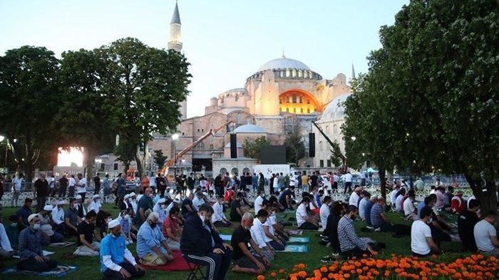 Gambar 1: Shalat jum'at pertama di Hagia Sophia (Sumber: style.tribunnews.com)