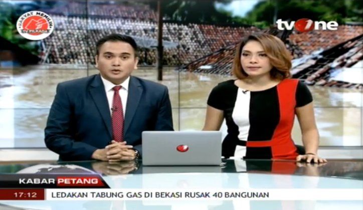 Dalam membawakan sebuah berita dapat langsung di depan kamera dan disiarkan. Sumber Twitter @kabarpetang_one