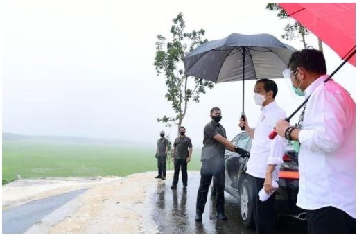 Jokowi membawa payungnya sendiri | sumber: Instagram/ sektretariat.kabinet