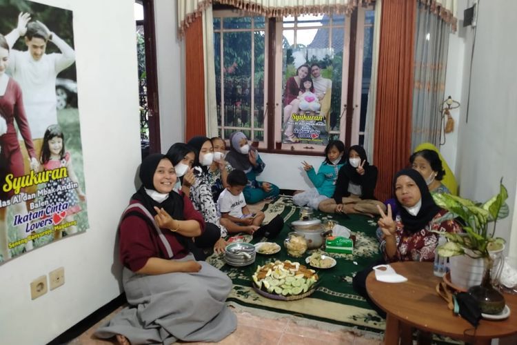 Acara syukuran oleh para emak-emak fans garis keras Ikatan Cinta di Dusun Seneng, Banyurojo, Magelang, Rabu (17/2). | (Rendika Ferri K) Kompas.com