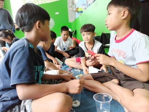 proses mendekorasi lokasi menggunakan kertas origami|Dokpri