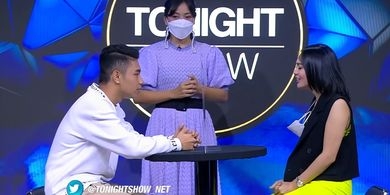 YouTuber Fiki Naki (kiri) dan penyanyi Wika Salim mengikuti permainan yang dipandu Hesti Purwadinata di program Tonight Show di NetTV.