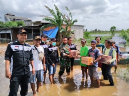Penyerahan bantuan oleh Wawung Pangkoh 3 kepada para korban banjir Kal-Sel (Dokpri)