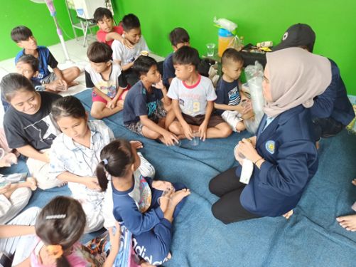 Proses menanam kacang hijau yang dilakukan anak-anak|Dokpri