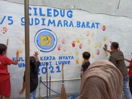 Proses pembuatan mural bersama anak-anak Kampung Pulo, Sudimara Barat|Dokpri