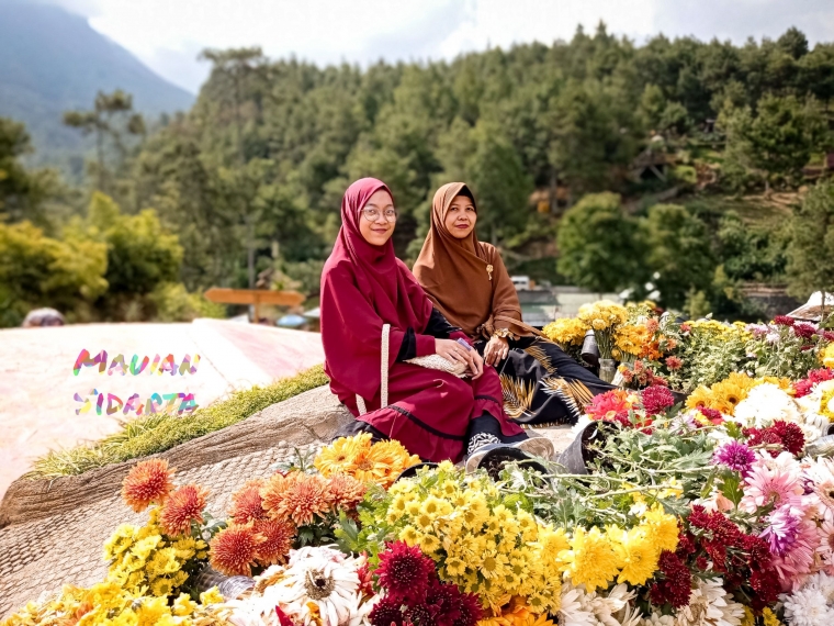 Aneka bunga berwarna-warni (dok. Mawan Sidarta)