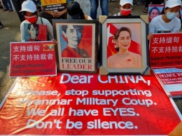 Ribuan orang Myanmar protes di depan Kedutaan Besar China hampir setiap hari di kota Yangon di Myanmar. Mereka meminta China untuk tidak mendukung kudeta militer di Myanmar. | Sumber: Twitter/enzaHan