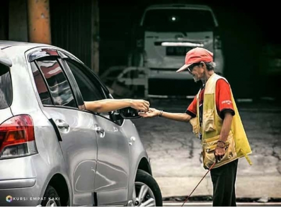 Ilustrasi tukang parkir di Indonesia (sumber: radardjowo.blogspot.com)