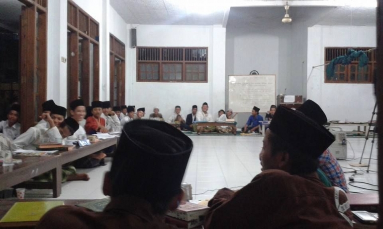 Suasana diskusi pesantren (Bahtsul Masail) | dokpri