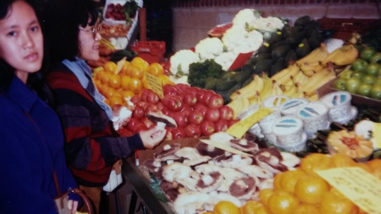 Aku dan ibu, yang menjengukku, berbelanja buah2an di Fremantle Market | Dokumetnasi pribadi