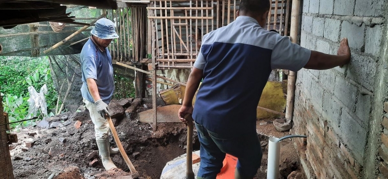 foto: beberapa warga menyiapkan instalasi biogas mini rumah (Dok. pribadi)