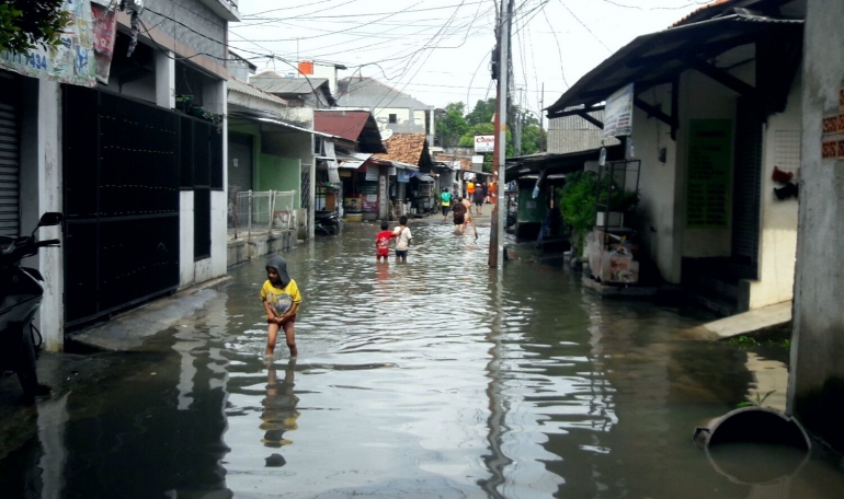 Potret genangan banjir tanggal 20 Februari 2021 di satu ruas jalan di Mampang Prapatan Jakarta. Titik genangan ini sekitar 3 meter di atas dasar sungai Anak Kali Krukut (Dokpri)