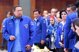  Ketua Majelis Tinggi Partai Demokrat, Susilo Bambang Yudhoyono (kiri) berjalan meninggalkan ruangan usai Kongres V Partai Demokrat di Jakarta, Minggu (15/3/2020). Dalam kongres tersebut, Agus Harimurti Yudhoyono terpilih secara aklamasi menjadi Ketua Umum Partai Demokrat periode 2020-2025 menggantikan Susilo Bambang Yudhoyono yang selanjutnya menjadi Ketua Majelis Tinggi Partai Demokrat.(ANTARA FOTO/M RISYAL HIDAYAT