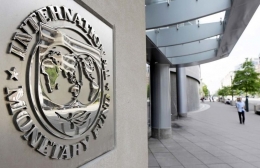 Gambar Lambang Dana Moneter Internasional (IMF) di Kantor Pusat|Sumber gambar, https://akipress.com/