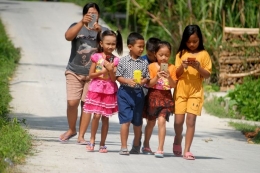 Para pelajar Sekolah Dasar (SD) di Desa Suwatu, Kecamatan Gabus, Kabupaten Grobogan, Jawa Tengah berburu sinyal internet di puncak perbukitan setempat, Selasa (2/6/2020). (Foto: KOMPAS.COM/PUTHUT DWI PUTRANTO NUGROHO)