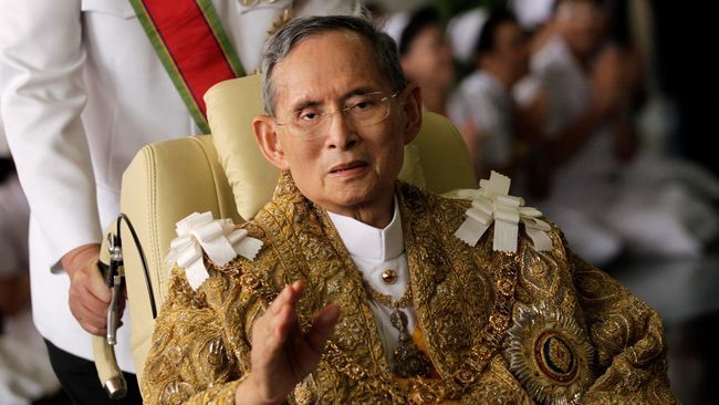 Pada usia mudanya, mendiang Raja Bhumibol dikenal akan ketertarikannya dengan kendaraan bermotor | Foto diambil dari CNN