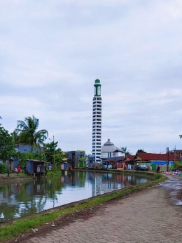 Anggunnya masjid di tepi salah satu kanal di kota Makassar/Ft: Mahaji Noesa