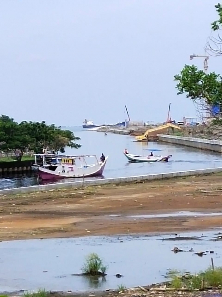 Inilah kanal baru Kanal Selatan CPI yang sekaligus menjadi muara baru Kanal Jongaya. Kapal dan perahu nelayan Makassar sudah mulai keluar masuk muara ini/Ft: Mahaji Noesa