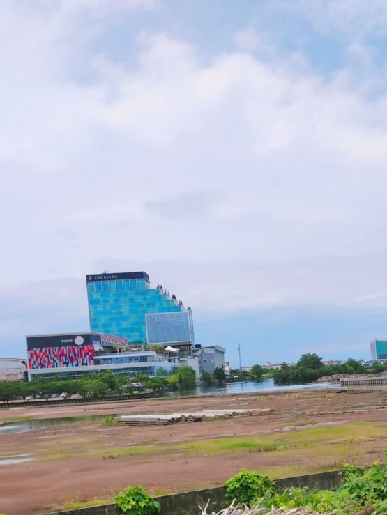 Hotel Rindra dan mall Phinisi Poit (Pipo) bersisian langsung dengan alur Kanal Jongaya di kota Makassar/Ft: Mahaji Noesa
