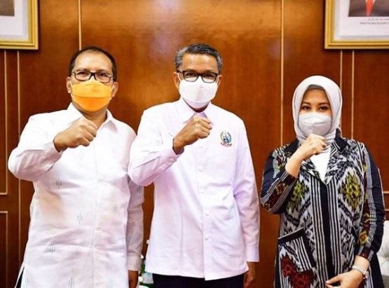 Gubernur Sulsel HM Nurdin Abdullah berfoto bersama diapit pasangan Walikota dan Wakil Walikota terpilih kota Makassar periode 2021 -2026 Mohammad Ramdhan Pomanto dan Fatmawati Rusdi/Ft: ist