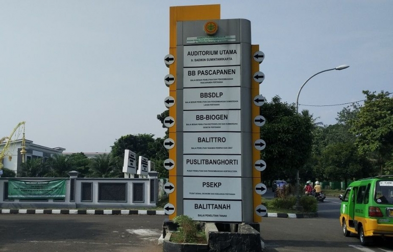 Gambar papan nama di kompleks balai penelitian pertanian adalah dokumen pribadi.