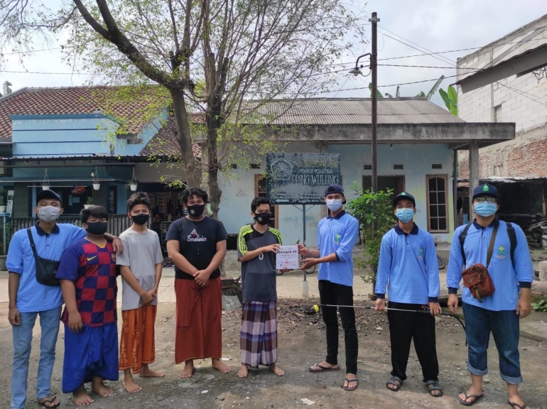 Mahasiswa KKN MIT DR KEL.29 Membagikan Masker Kepada Pondok Pesantren Pring Wulung Mangunharjo Tembalang Semarang