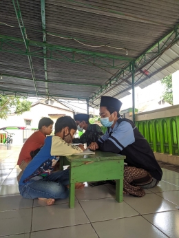 Salah satu mahasiswa melakukan bimbingan Mengaji Di TPQ Nurul Huda Sendangmulyo Tembalang Semarang
