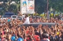 Gambar.Regionakompas.com/Presiden Jokowi Saat Melambaikan tangan untuk Masyarakat Sikka