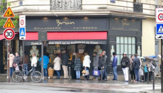 Antrean toko roti di Paris, biasanya pada pagi hari. Foto diambil tahun 2017 (leplus.nouvelobs.com/H.Renard/SIPA) 