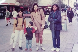  Dokumentasi pribadi   - Aku dan keluarga Oom Eddy (istri dan anaknya, serta keponakannya), ketika berjalan2 di Perth downtown .....