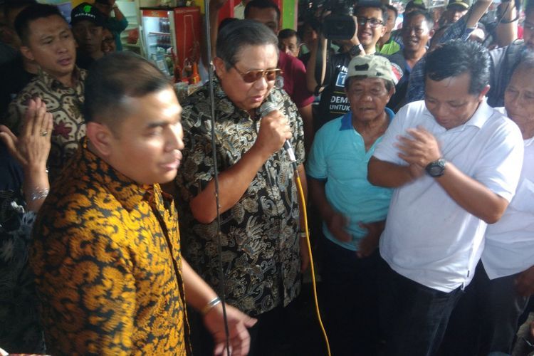 Momen SBY bernyanyi bersama pengamen (Foto: Kompas.com/Markus Yuwono)