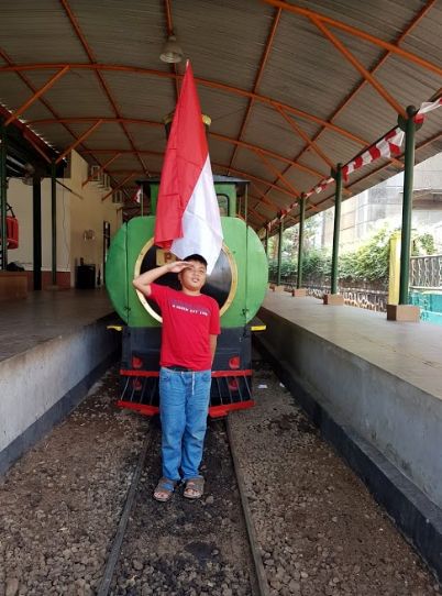 Babang Owner di stasiun Kereta Api Mini TMII, Jakarta (foto dokumen Monita Alfianto)