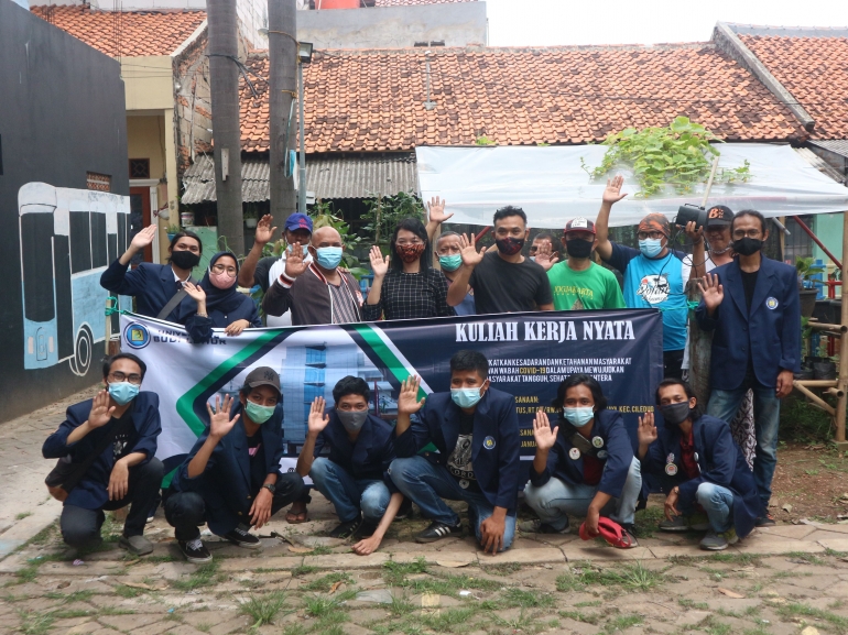 Foto bersama KKN kelompok 5 dengan beberapa warga RT 005 | dokpri