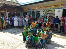 Menyaksikan anak-anak Perwita Asih Tawagmangu menari ( dok pri )