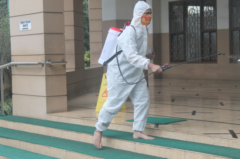 Penyemprotan disinfectan diarea masjid lingkungan RW 07 Petukangan selatan (Dokpri)
